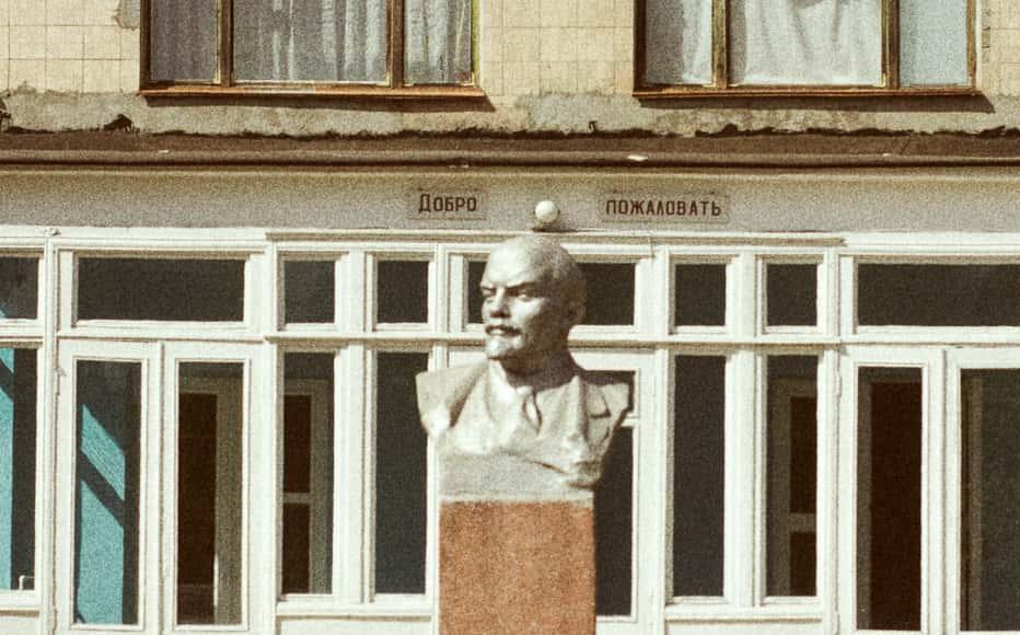 A bust of Lenin in front of an administrative building in Tiraspol, with the territory’s red-green-red flag. Featuring a golden hammer and sickle, it was the official flag of the Moldovan Soviet Socialist Republic until the fall of the USSR and was adopted by the region in 2000. A bust of Lenin in front of an administrative building in Tiraspol, with the territory’s red-green-red flag. Featuring a golden hammer and sickle, it was the official flag of the Moldovan Soviet Socialist Republic until the fall of the USSR and was adopted by the region in 2000.